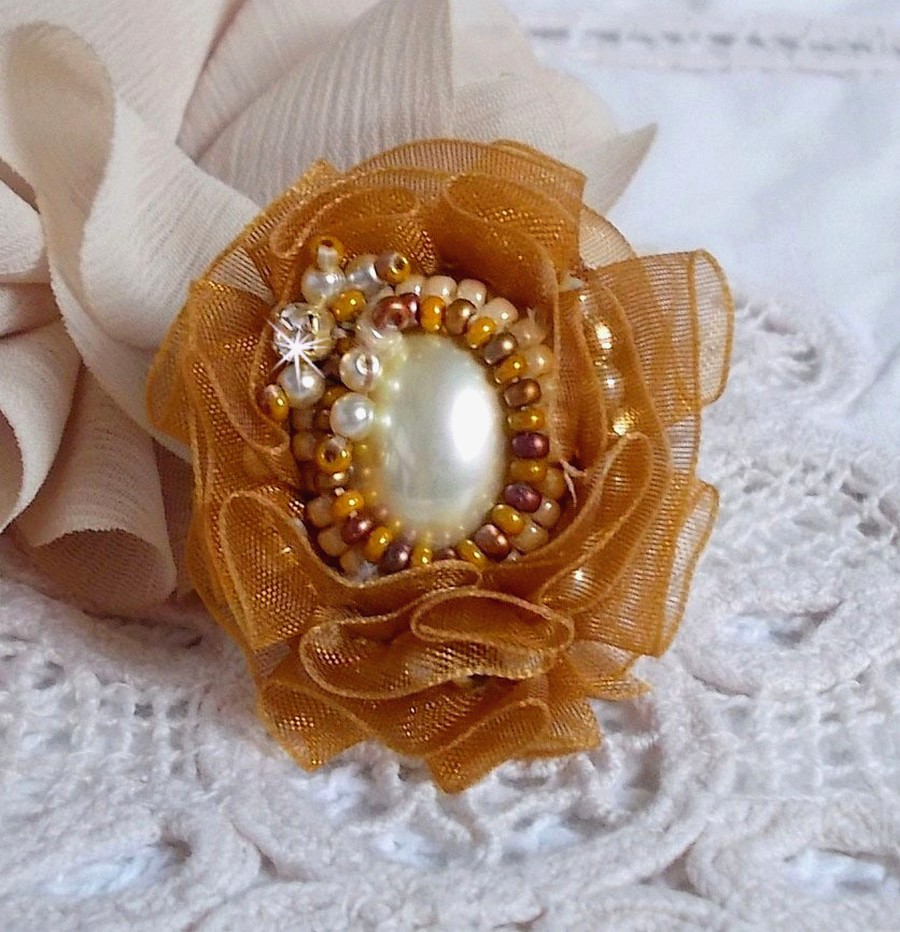 Bague Reflets de Ros&eacute;e brod&eacute;e avec un cam&eacute; ovale Ivoire &agrave; laquelle s'ajoute facettes, perles rondes nacr&eacute;es et rocailles aux couleurs Marron, Ivoire, Caramel sur une bague en laiton Bronze         