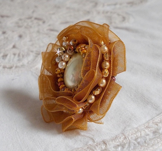 Bague Reflets de Ros&eacute;e brod&eacute;e avec un cam&eacute; ovale Ivoire &agrave; laquelle s'ajoute facettes, perles rondes nacr&eacute;es et rocailles aux couleurs Marron, Ivoire, Caramel sur une bague en laiton Bronze         