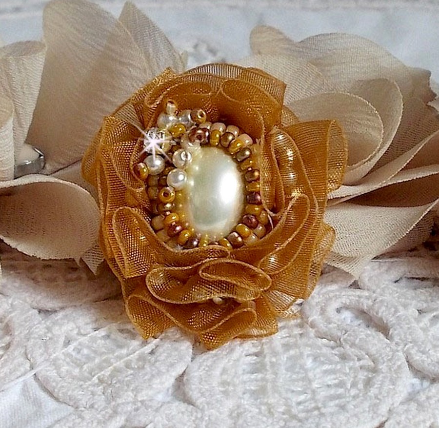 Bague Reflets de Ros&eacute;e brod&eacute;e avec un cam&eacute; ovale Ivoire &agrave; laquelle s'ajoute facettes, perles rondes nacr&eacute;es et rocailles aux couleurs Marron, Ivoire, Caramel sur une bague en laiton Bronze         