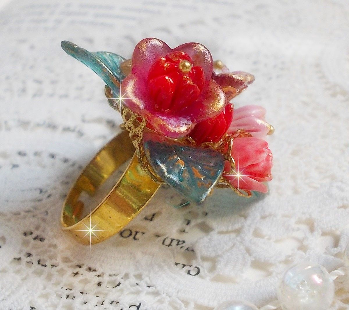 Bague Roseraie Proven&ccedil;ale cr&eacute;&eacute;e avec des toupies de Swarovski, des perles en r&eacute;sine, acrylique, verre et accessoires en laiton dor&eacute;