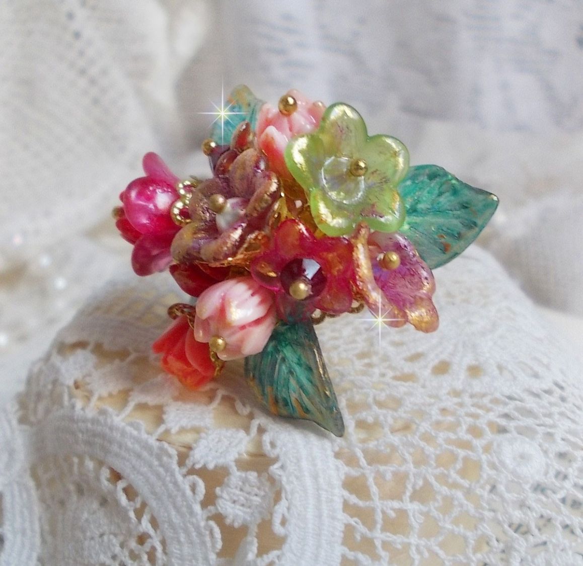 Bague Roseraie Proven&ccedil;ale cr&eacute;&eacute;e avec des toupies de Swarovski, des perles en r&eacute;sine, acrylique, verre et accessoires en laiton dor&eacute;