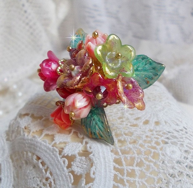 Bague Roseraie Proven&ccedil;ale cr&eacute;&eacute;e avec des toupies de Swarovski, des perles en r&eacute;sine, acrylique, verre et accessoires en laiton dor&eacute;
