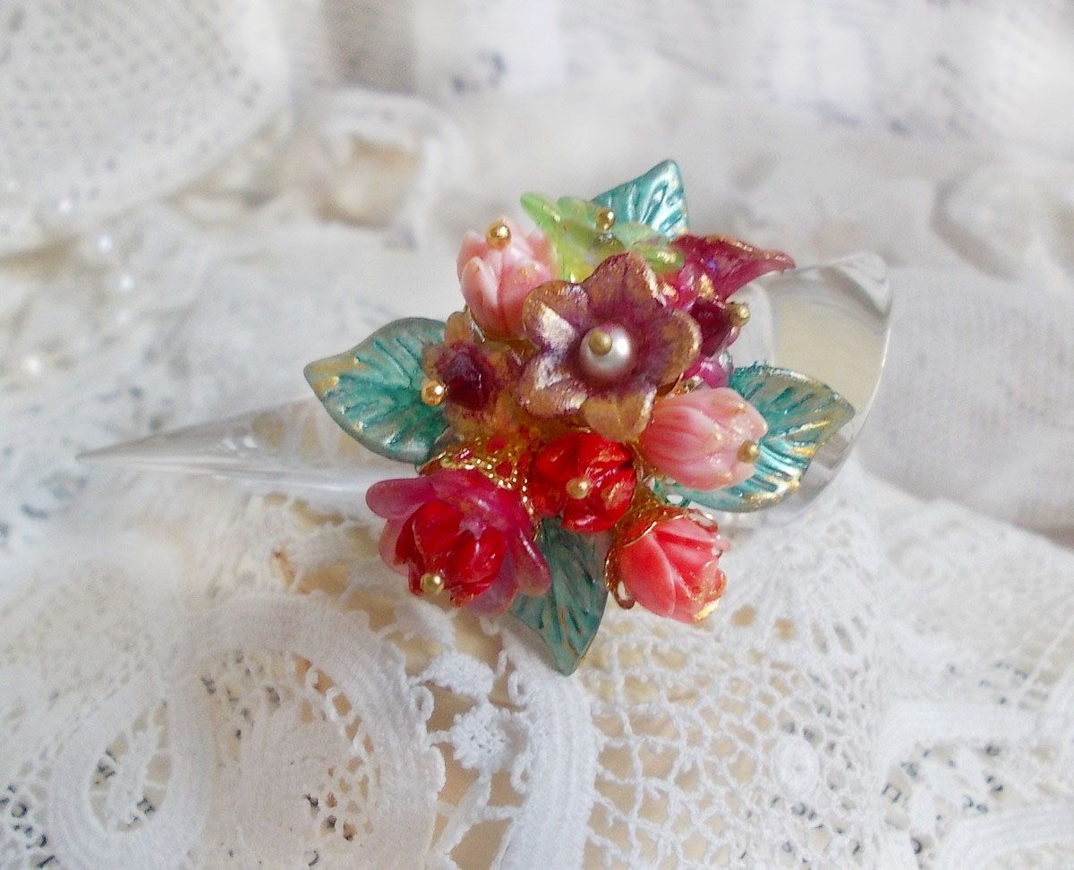 Bague Roseraie Proven&ccedil;ale cr&eacute;&eacute;e avec des toupies de Swarovski, des perles en r&eacute;sine, acrylique, verre et accessoires en laiton dor&eacute;