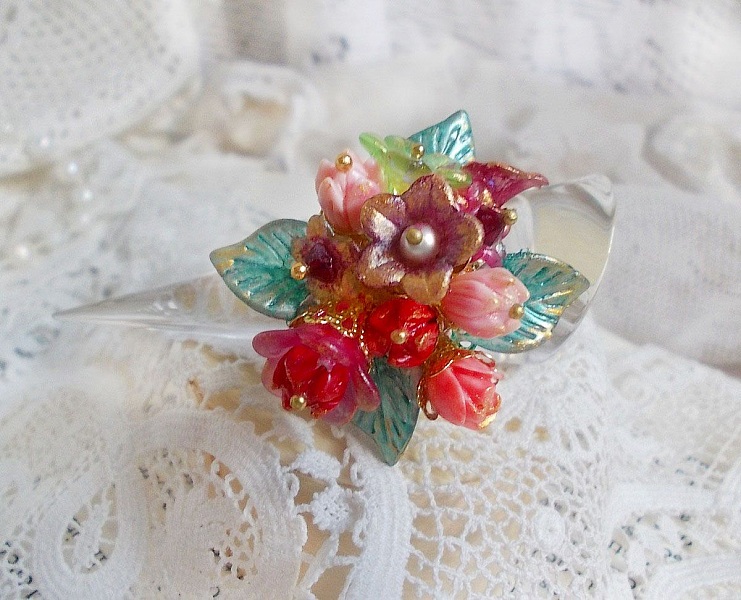 Bague Roseraie Proven&ccedil;ale cr&eacute;&eacute;e avec des toupies de Swarovski, des perles en r&eacute;sine, acrylique, verre et accessoires en laiton dor&eacute;