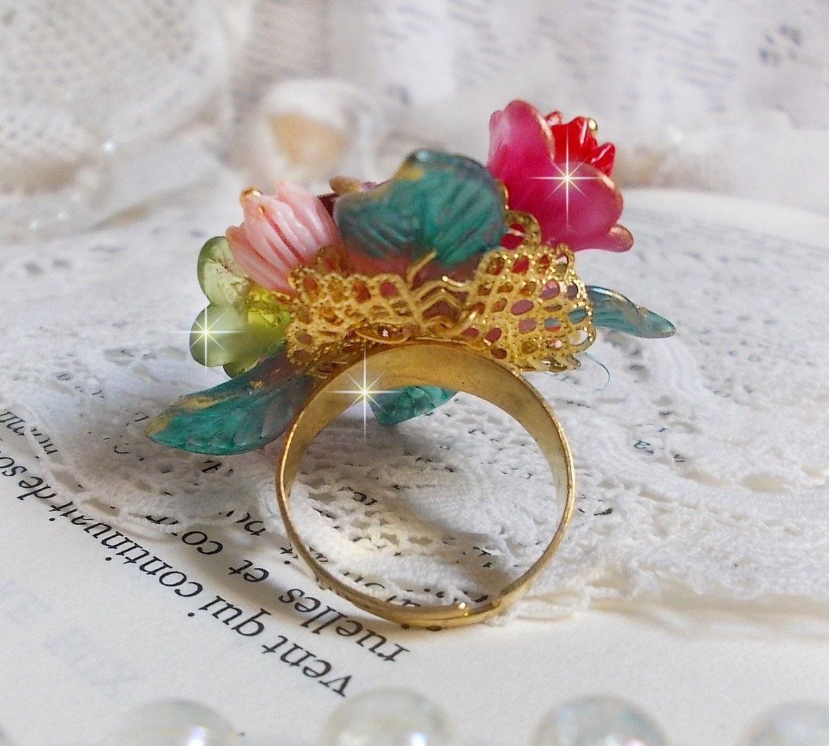 Bague Roseraie Proven&ccedil;ale cr&eacute;&eacute;e avec des toupies de Swarovski, des perles en r&eacute;sine, acrylique, verre et accessoires en laiton dor&eacute;