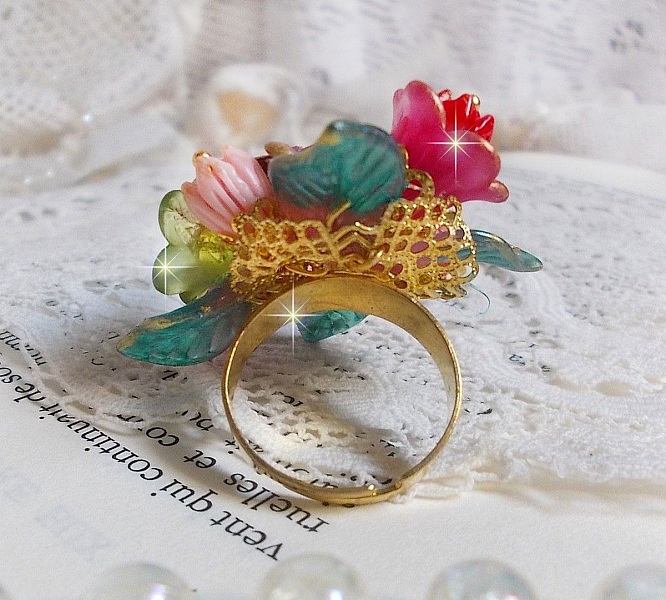 Bague Roseraie Proven&ccedil;ale cr&eacute;&eacute;e avec des toupies de Swarovski, des perles en r&eacute;sine, acrylique, verre et accessoires en laiton dor&eacute;