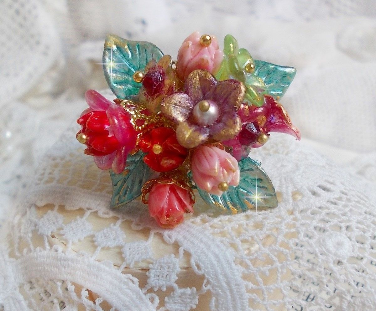 Bague Roseraie Proven&ccedil;ale cr&eacute;&eacute;e avec des toupies de Swarovski, des perles en r&eacute;sine, acrylique, verre et accessoires en laiton dor&eacute;