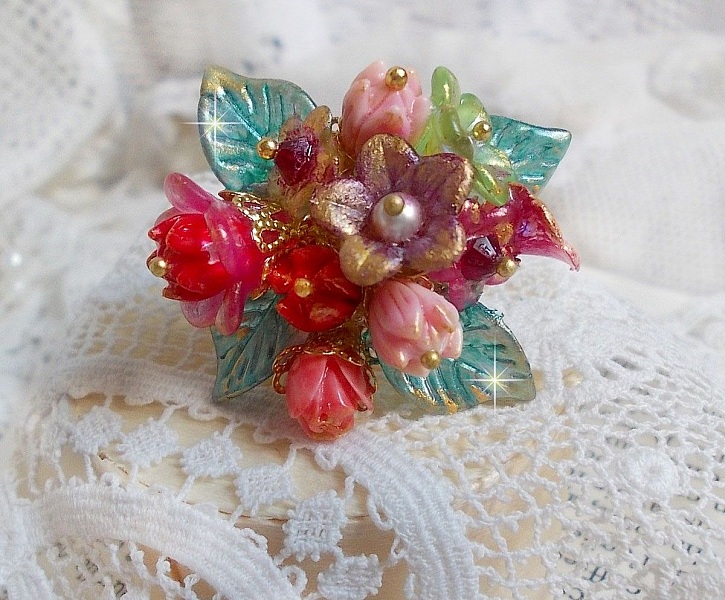 Bague Roseraie Proven&ccedil;ale cr&eacute;&eacute;e avec des toupies de Swarovski, des perles en r&eacute;sine, acrylique, verre et accessoires en laiton dor&eacute;