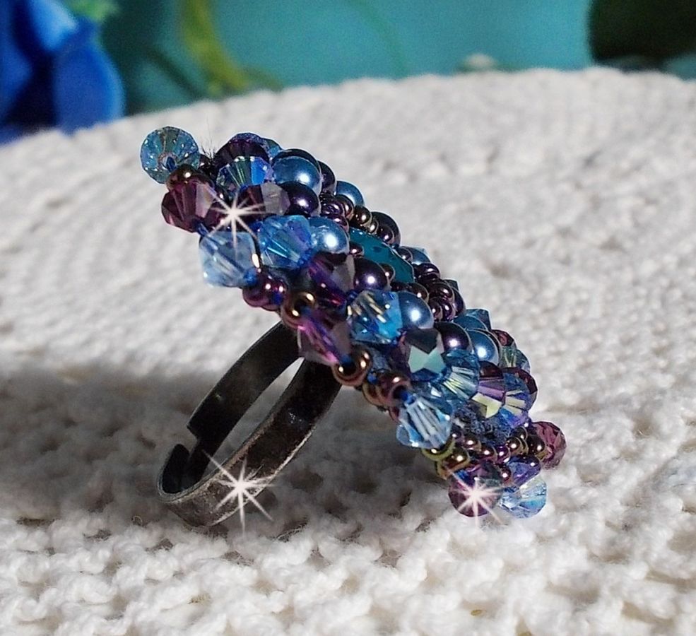 Bague baroque brodée en perles bleues et violettes.