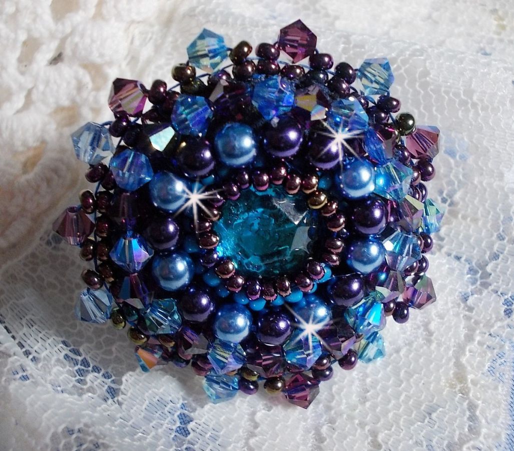 Bague baroque brodée en perles bleues et violettes.