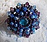 Bague baroque brodée en perles bleues et violettes.