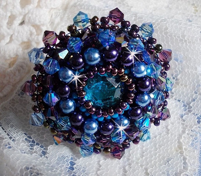 Bague baroque brodée en perles bleues et violettes.