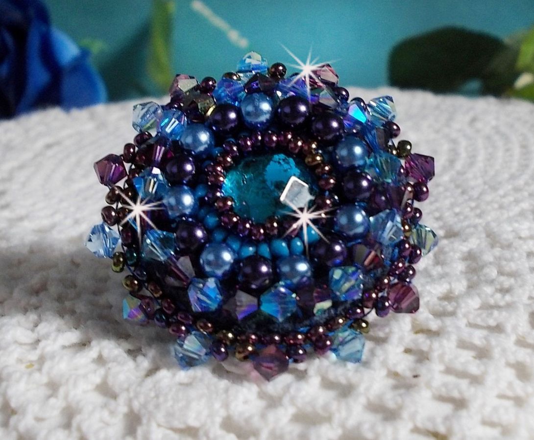 Bague baroque brodée en perles bleues et violettes.