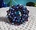 Bague baroque brodée en perles bleues et violettes.