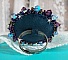 Bague baroque brodée en perles bleues et violettes.
