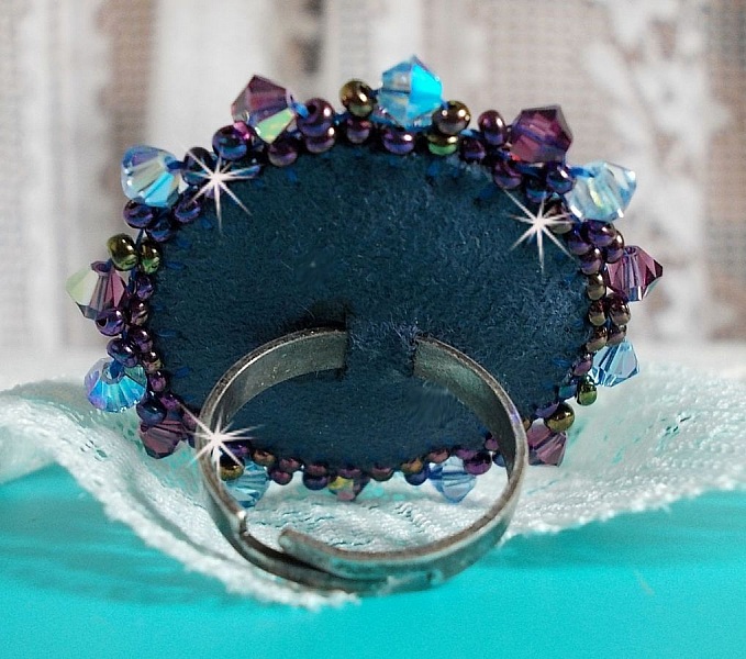 Bague baroque brodée en perles bleues et violettes.