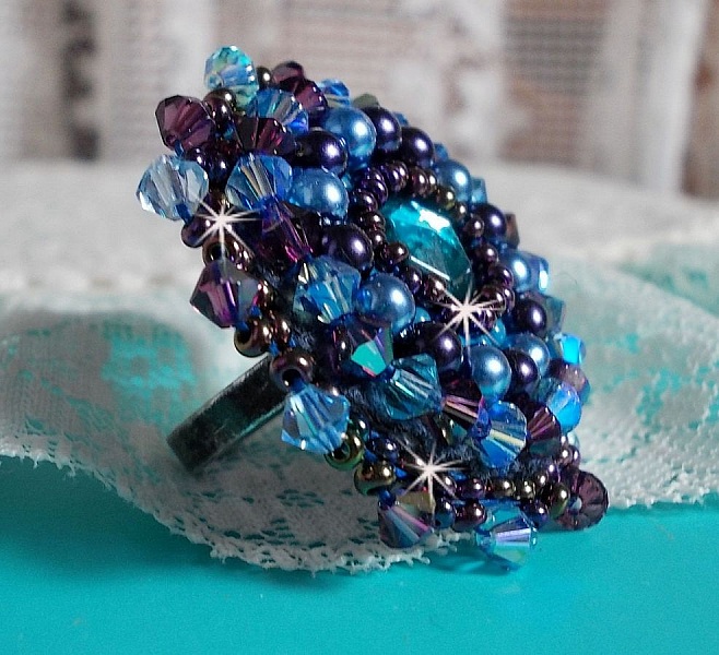 Bague baroque brodée en perles bleues et violettes.