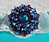 Bague baroque brodée en perles bleues et violettes.