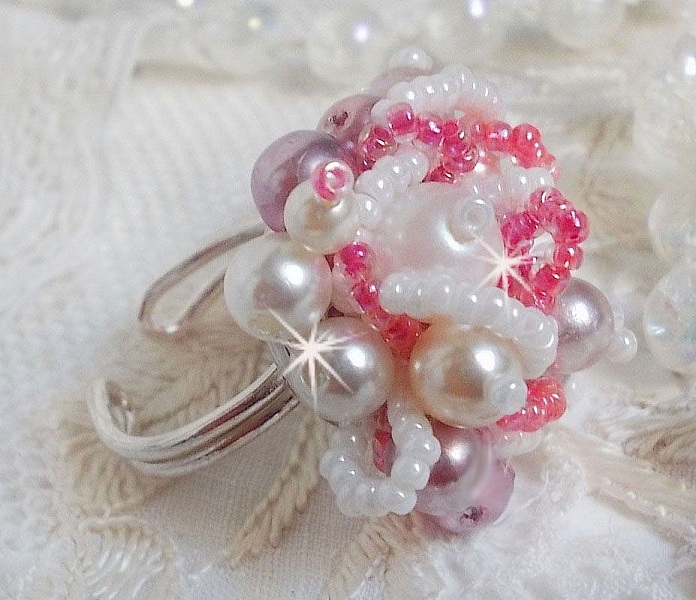 Bague Roses D&eacute;tente est brod&eacute;e avec des cristaux de Swarovski, une bague en argent massif 925/1000 et des rocailles