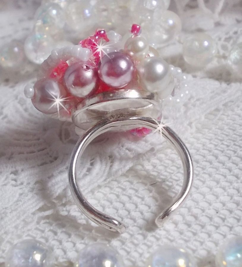 Bague Roses D&eacute;tente est brod&eacute;e avec des cristaux de Swarovski, une bague en argent massif 925/1000 et des rocailles