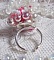 Bague Roses D&eacute;tente est brod&eacute;e avec des cristaux de Swarovski, une bague en argent massif 925/1000 et des rocailles