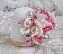 Bague Roses D&eacute;tente est brod&eacute;e avec des cristaux de Swarovski, une bague en argent massif 925/1000 et des rocailles