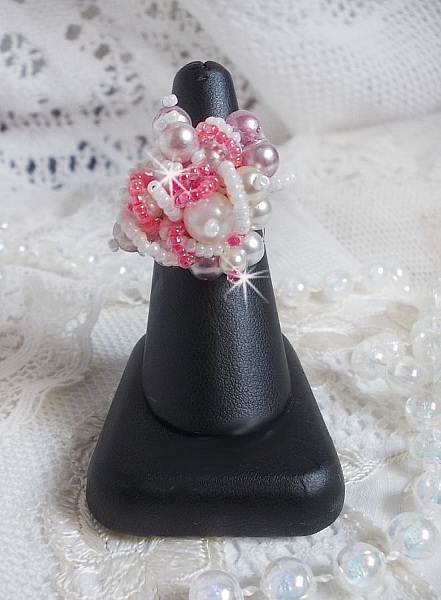 Bague Roses D&eacute;tente est brod&eacute;e avec des cristaux de Swarovski, une bague en argent massif 925/1000 et des rocailles