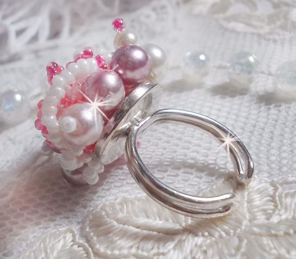 Bague Roses D&eacute;tente est brod&eacute;e avec des cristaux de Swarovski, une bague en argent massif 925/1000 et des rocailles