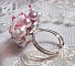 Bague Roses D&eacute;tente est brod&eacute;e avec des cristaux de Swarovski, une bague en argent massif 925/1000 et des rocailles