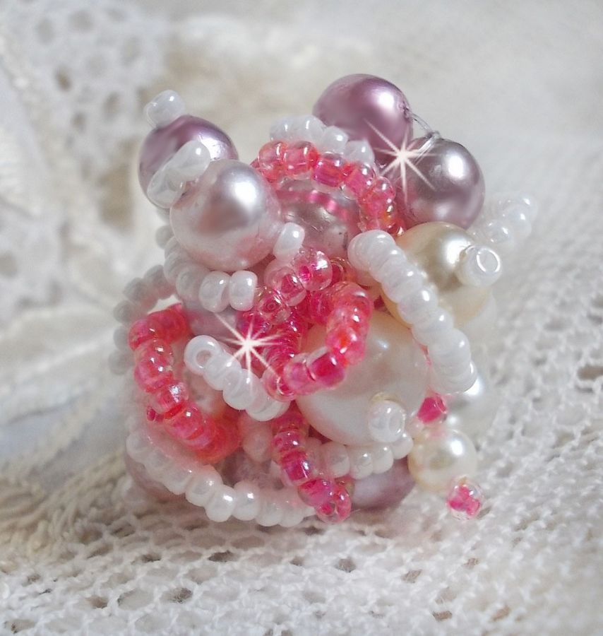 Bague Roses D&eacute;tente est brod&eacute;e avec des cristaux de Swarovski, une bague en argent massif 925/1000 et des rocailles
