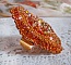Bague Rumba brod&eacute;e avec un cabochon en Cristal de Swarovski Sunshine orn&eacute;e de facettes Cristal Jaune/Orange et Abricot &agrave; laquelle s'ajoute des chatons, rocailles Oranges et Dor&eacute;es sur bague Dor&eacute;e