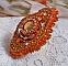 Bague Rumba brod&eacute;e avec un cabochon en Cristal de Swarovski Sunshine orn&eacute;e de facettes Cristal Jaune/Orange et Abricot &agrave; laquelle s'ajoute des chatons, rocailles Oranges et Dor&eacute;es sur bague Dor&eacute;e