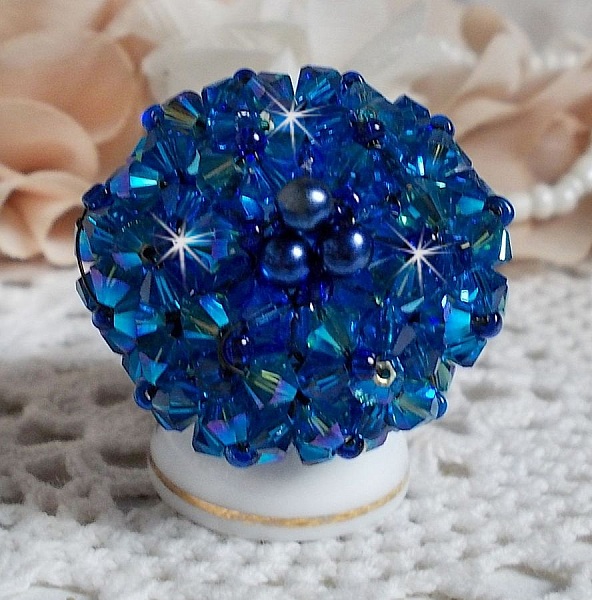 Bague Saphir avec des Cristaux de Swarovski et des perles de boh&ecirc;me