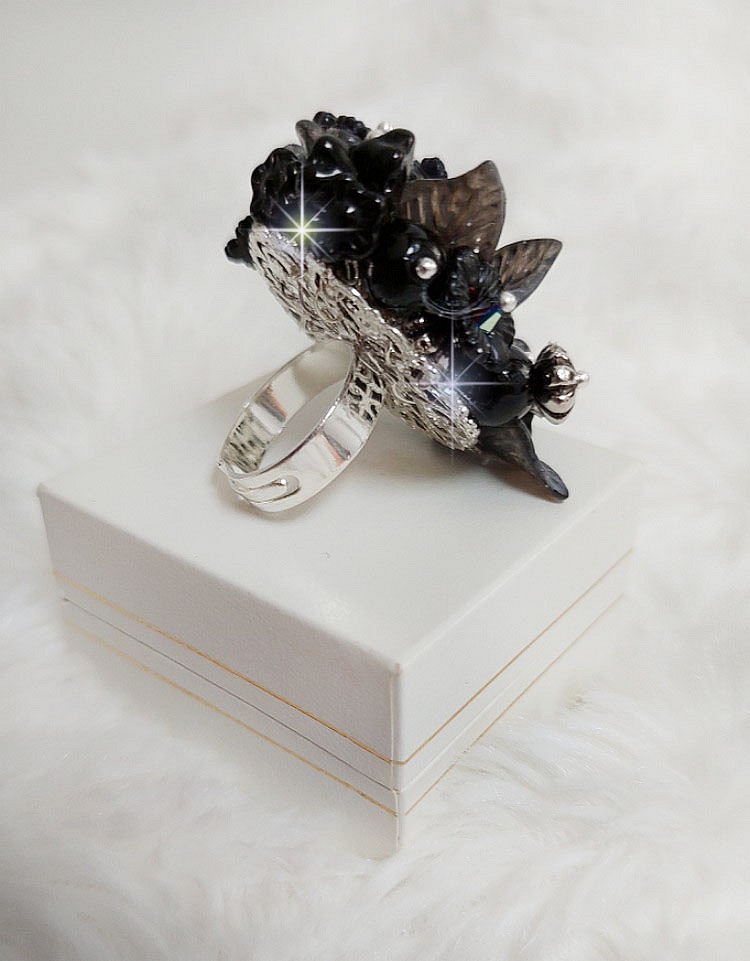 Bague Soir de Lune cr&eacute;&eacute;e avec des fleurs lucites Noires et Grises peintes &agrave; la main, cristaux, perles en r&eacute;sine, perles en verre et coupelle argent&eacute;e. Le tout est mont&eacute; sur une bague argent&eacute;e