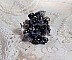 Bague Soir de Lune cr&eacute;&eacute;e avec des fleurs lucites Noires et Grises peintes &agrave; la main, cristaux, perles en r&eacute;sine, perles en verre et coupelle argent&eacute;e. Le tout est mont&eacute; sur une bague argent&eacute;e