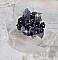 Bague Soir de Lune cr&eacute;&eacute;e avec des fleurs lucites Noires et Grises peintes &agrave; la main, cristaux, perles en r&eacute;sine, perles en verre et coupelle argent&eacute;e. Le tout est mont&eacute; sur une bague argent&eacute;e