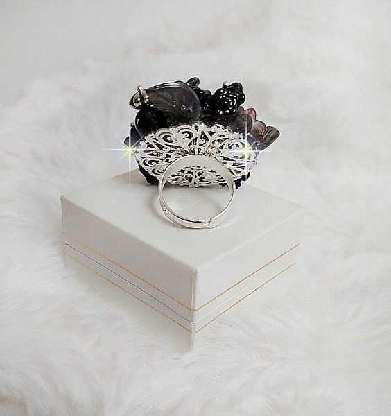 Bague Soir de Lune cr&eacute;&eacute;e avec des fleurs lucites Noires et Grises peintes &agrave; la main, cristaux, perles en r&eacute;sine, perles en verre et coupelle argent&eacute;e. Le tout est mont&eacute; sur une bague argent&eacute;e