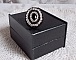 Bague Stone Noire avec un cabochon en Onyx orn&eacute; de chatons en Cristal &agrave; laquelle s&rsquo;ajoute des rocailles Argent&eacute;es qui compl&egrave;tent le Noir sur bague Nickel en Laiton et une feutrine. Un style R&eacute;tro