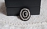 Bague Stone Noire avec un cabochon en Onyx orn&eacute; de chatons en Cristal &agrave; laquelle s&rsquo;ajoute des rocailles Argent&eacute;es qui compl&egrave;tent le Noir sur bague Nickel en Laiton et une feutrine. Un style R&eacute;tro