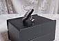 Bague Stone Noire avec un cabochon en Onyx orn&eacute; de chatons en Cristal &agrave; laquelle s&rsquo;ajoute des rocailles Argent&eacute;es qui compl&egrave;tent le Noir sur bague Nickel en Laiton et une feutrine. Un style R&eacute;tro