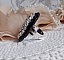 Bague Stone Noire avec un cabochon en Onyx orn&eacute; de chatons en Cristal &agrave; laquelle s&rsquo;ajoute des rocailles Argent&eacute;es qui compl&egrave;tent le Noir sur bague Nickel en Laiton et une feutrine. Un style R&eacute;tro