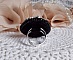 Bague Stone Noire avec un cabochon en Onyx orn&eacute; de chatons en Cristal &agrave; laquelle s&rsquo;ajoute des rocailles Argent&eacute;es qui compl&egrave;tent le Noir sur bague Nickel en Laiton et une feutrine. Un style R&eacute;tro
