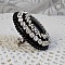 Bague Stone Noire avec un cabochon en Onyx orn&eacute; de chatons en Cristal &agrave; laquelle s&rsquo;ajoute des rocailles Argent&eacute;es qui compl&egrave;tent le Noir sur bague Nickel en Laiton et une feutrine. Un style R&eacute;tro