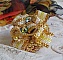 Bague Sunflower Gold brod&eacute;e d&rsquo;un ruban que j&rsquo;ai mis en forme avec des rocailles plaqu&eacute;es or 24 carats, perles nacr&eacute;es en cristal, toupies, perle ronde nacr&eacute;e. Le tout est mont&eacute; sur une bague Dor&eacute;e