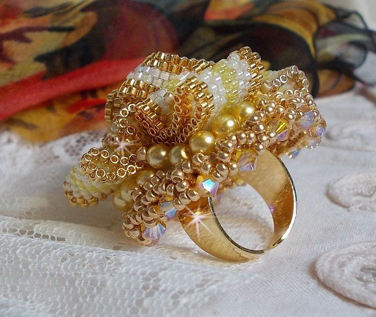Bague Sunflower Gold brod&eacute;e d&rsquo;un ruban que j&rsquo;ai mis en forme avec des rocailles plaqu&eacute;es or 24 carats, perles nacr&eacute;es en cristal, toupies, perle ronde nacr&eacute;e. Le tout est mont&eacute; sur une bague Dor&eacute;e
