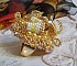 Bague Sunflower Gold brod&eacute;e d&rsquo;un ruban que j&rsquo;ai mis en forme avec des rocailles plaqu&eacute;es or 24 carats, perles nacr&eacute;es en cristal, toupies, perle ronde nacr&eacute;e. Le tout est mont&eacute; sur une bague Dor&eacute;e