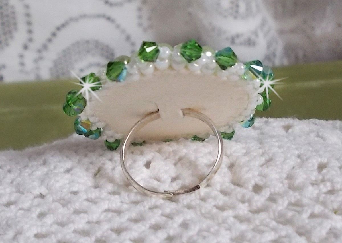 Bague S&eacute;duction Charme cr&eacute;e avec un cabochon d'un style Victorien d'une femme aux cheveux boucl&eacute;es avec des roses