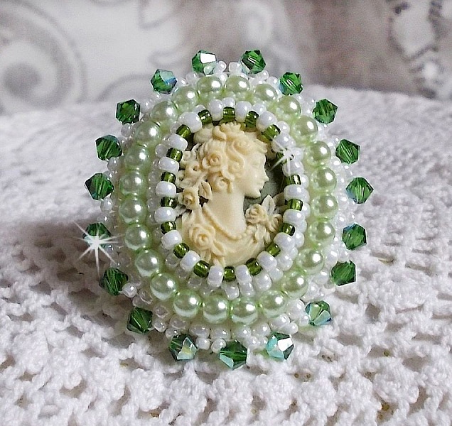 Bague S&eacute;duction Charme cr&eacute;e avec un cabochon d'un style Victorien d'une femme aux cheveux boucl&eacute;es avec des roses