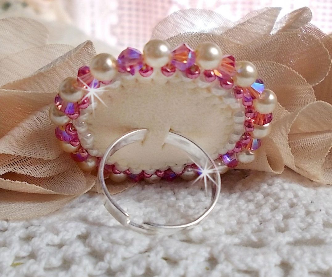 Bague Valmont Victorienne avec un cabochon en r&eacute;sine et des perles nacr&eacute;es