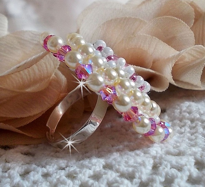 Bague Valmont Victorienne avec un cabochon en r&eacute;sine et des perles nacr&eacute;es